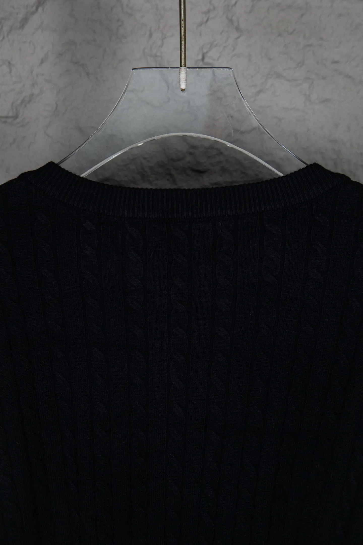 P190 Ralph Lauren Classic Round Neck Solid Color Pony Embroidered Logo Knitted Cardigan Long Sleeve Ralph Lauren Classic Basic Versatile Twist Knitted Cardigan Long Sleeve Main supply platform live broadcast Wholesale entity Replenish when out of stock Not removed from the shelves Quality 1:1 patterning Complete three standards Correct version of pony logo Imported quality cotton yarn Focus on high-end Cost-effective Good quality Needless to say Zhao Lusi's same style is really amazing, so sweet I'm so beautiful. This cardigan is really good-looking. It's simple and easy to wear. It's a must-have for goddess ootd. Good-looking clothes are never picky. A must-have in the wardrobe of goddesses. Size: S-XL. Color: black, apricot, gray, navy, red, white.